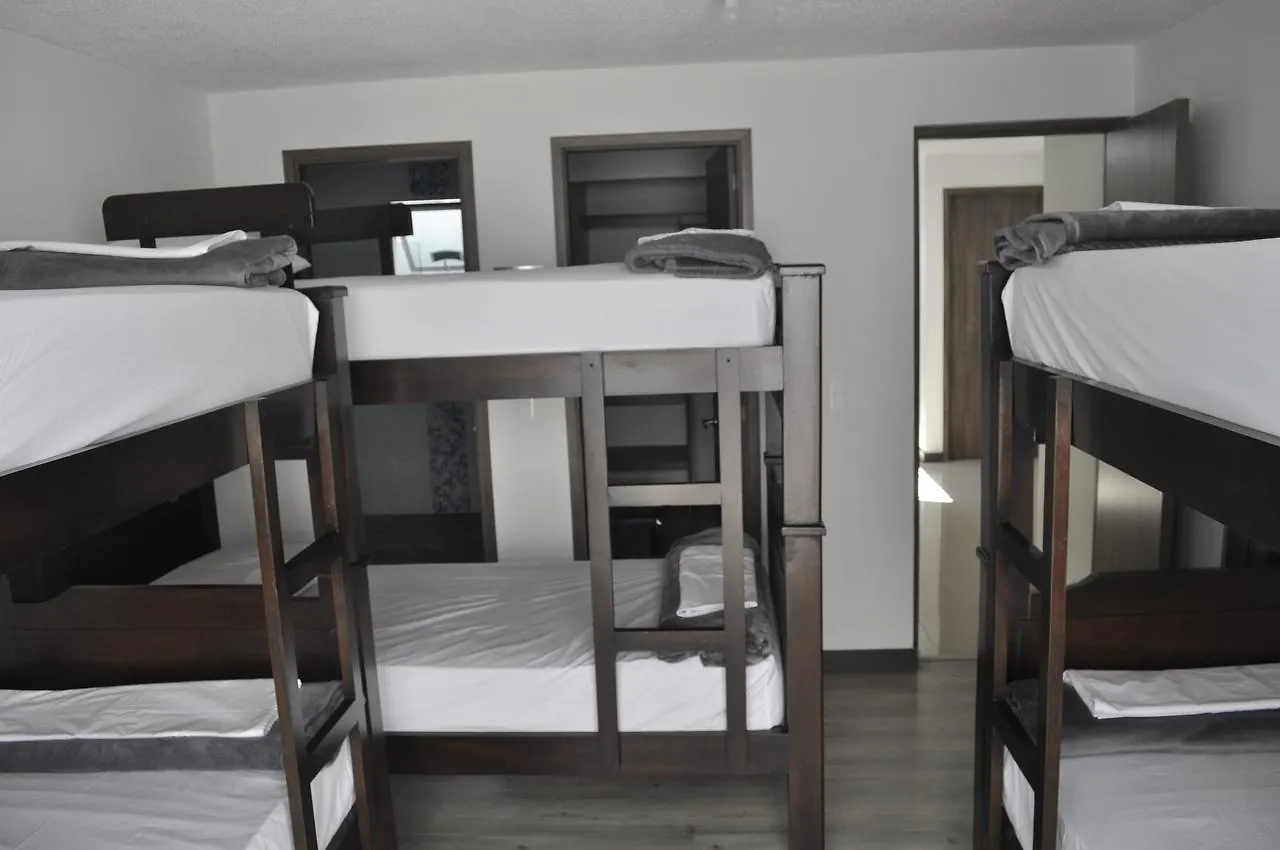 Hostal Cattleya מדיין