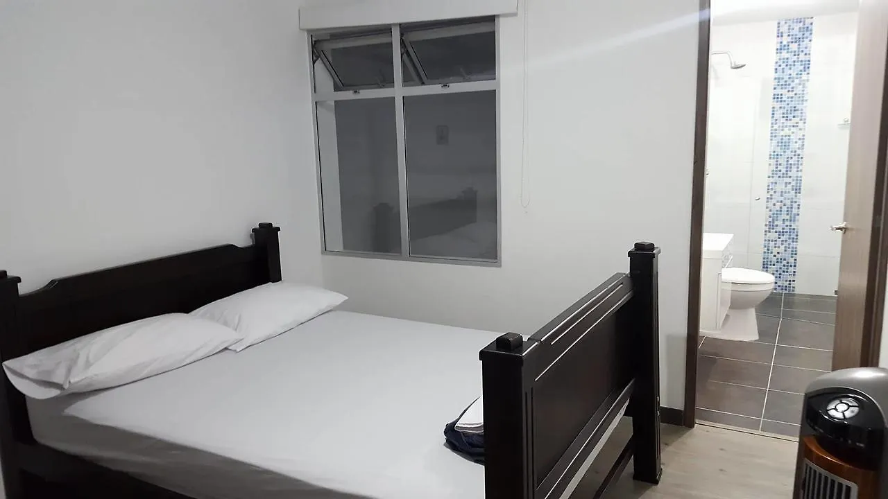 Hostal Cattleya מדיין