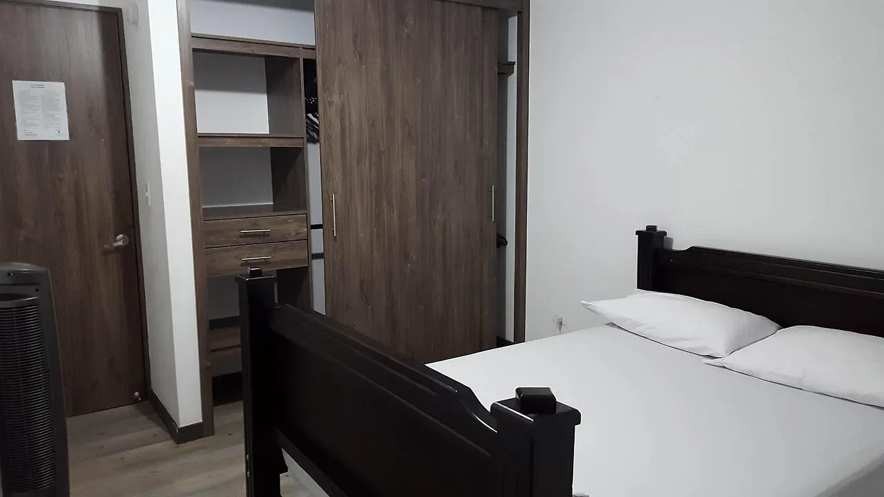 Hostal Cattleya מדיין אכסניה