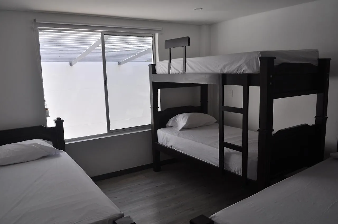 אכסניה Hostal Cattleya מדיין