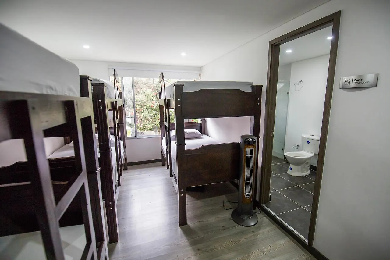 Hostal Cattleya מדיין