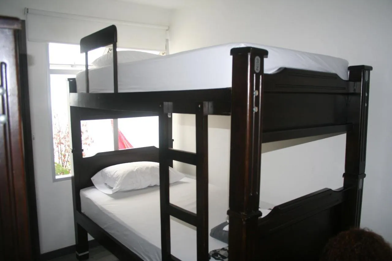 Hostal Cattleya מדיין