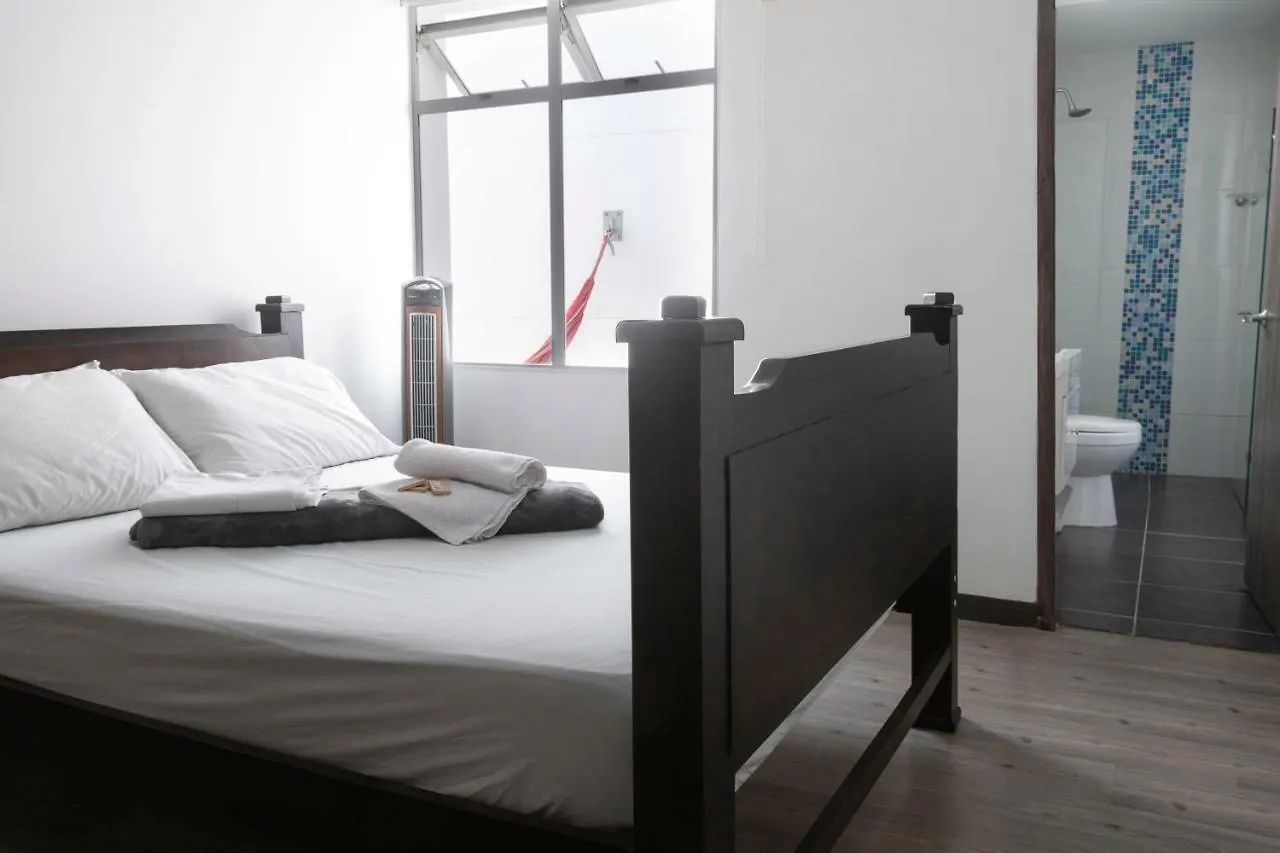 אכסניה Hostal Cattleya מדיין
