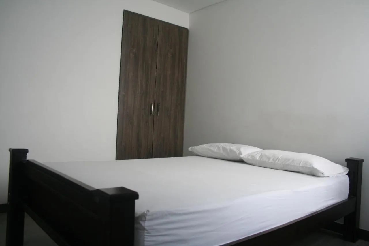 אכסניה Hostal Cattleya מדיין