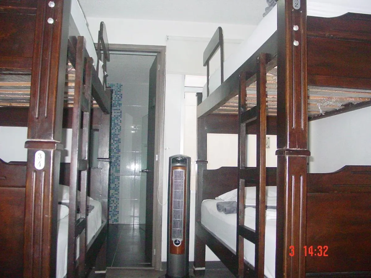 Hostal Cattleya מדיין