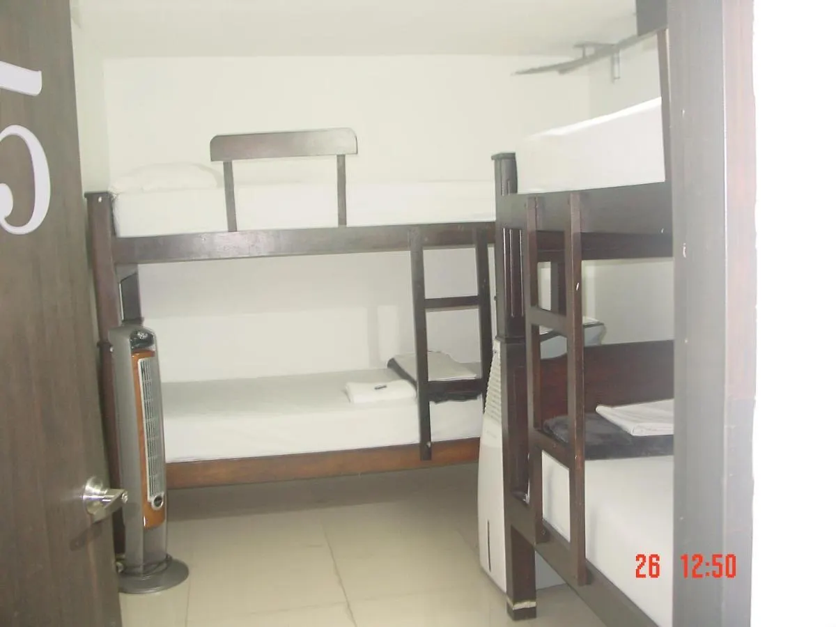 אכסניה Hostal Cattleya מדיין